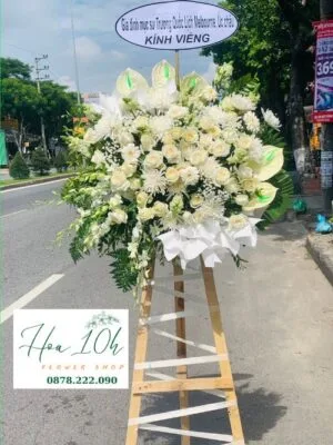 Kệ hoa viếng tông màu trắng sang trọng và thanh tịnh. Giao hoa nhanh chóng