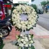 Vòng hoa viếng đám tang màu trắng sang trọng và ý nghĩa. Giao hoa tận nơi nhanh chóng và đảm bảo