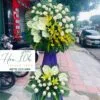 Kệ hoa viếng đám tang kết hợp hoa ly, hoa hồng trắng, lá môn trắng