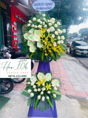 Kệ hoa viếng đám tang kết hợp hoa ly, hoa hồng trắng, lá môn trắng