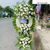 Vòng hoa viếng đám tang màu trắng kết hợp hoa cúc trắng và hoa lan trắng