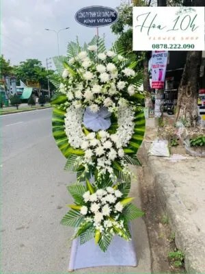 Vòng hoa viếng đám tang màu trắng kết hợp hoa cúc trắng và hoa lan trắng