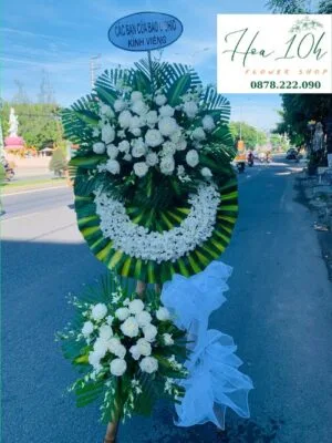 Vòng hoa viếng đám tang tông màu trắng gồm hoa lan và hoa hồng trắng. Vòng hoa viếng sang trọng, tinh tế, giá rẻ