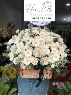 Lẵng hoa viếng để bàn kết hợp hoa hồng và hoa đồng tiền trắng