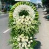 Vòng hoa viếng đám tang màu trắng, gồm hoa lan, hoa hồng kết hợp tạo nên sự sang trọng và thanh tịnh