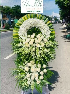 Vòng hoa viếng đám tang màu trắng, gồm hoa lan, hoa hồng kết hợp tạo nên sự sang trọng và thanh tịnh