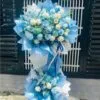 Kệ hoa khai trương tông trắng xanh, sang trọng và đẳng cấp, giao hoa nhanh chóng.