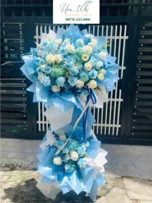 Kệ hoa khai trương tông trắng xanh, sang trọng và đẳng cấp, giao hoa nhanh chóng.