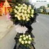 Kệ hoa viếng đám tang hoa hồng trắng đẹp, sang trọng.