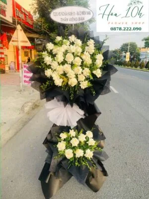 Kệ hoa viếng đám tang hoa hồng trắng đẹp, sang trọng.