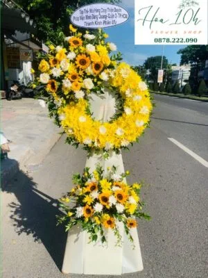 Vòng hoa chia buồn tông màu vàng, trắng đẹp và ý nghĩa