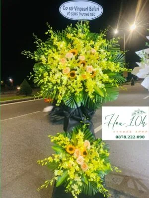 Kệ hoa viếng đám tang - Vô Cùng Thương Tiếc tông màu vàng gồm hoa lan vàng, hoa ly vàng, hoa hướng dương. Giao hoa hỏa tốc trong vòng 2h