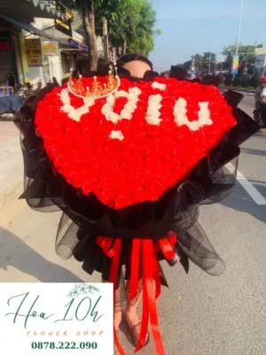 Bó hoa sáp kết thành chữ vợ yêu