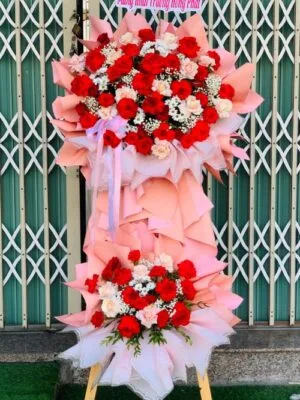 Kệ hoa chúc mừng tông màu đỏ hồng