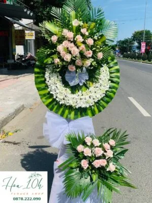 Kệ hoa viếng - Khóc Thương gồm hoa lan trắng, hoa hồng kem.
