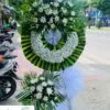 Vòng hoa chia buồn hoa cúc và hoa lan trắng