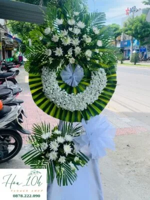Vòng hoa chia buồn hoa cúc và hoa lan trắng