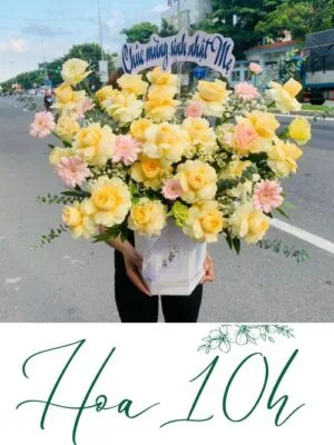 Lẵng hoa tươi để bàn mừng sinh nhật mẹ