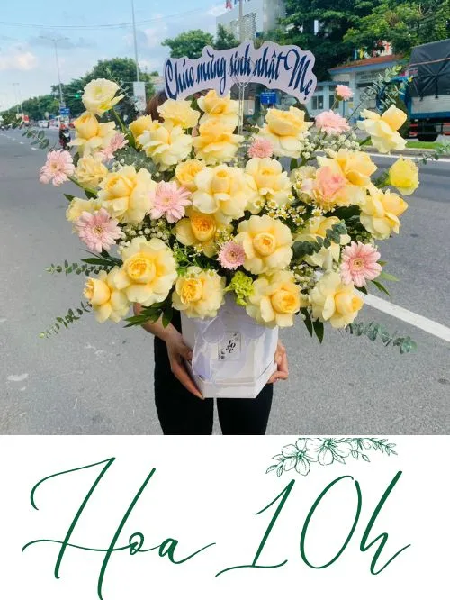 Lẵng hoa tươi để bàn mừng sinh nhật mẹ