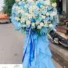 Kệ hoa chúc mừng tông màu trắng xanh