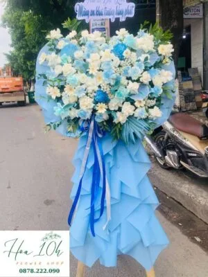 Kệ hoa chúc mừng tông màu trắng xanh