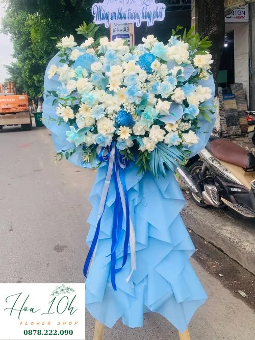 Kệ hoa chúc mừng tông màu trắng xanh
