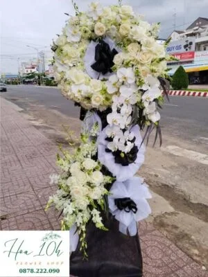 Vòng hoa viếng: Nỗi Nhớ gồm hoa lan, hoa hồng, vòng hoa chia buồn tại Đà Nẵng