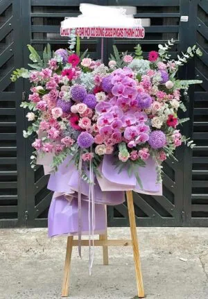 Kệ hoa chúc mừng phá cách với tông màu hồng tím độc đáo