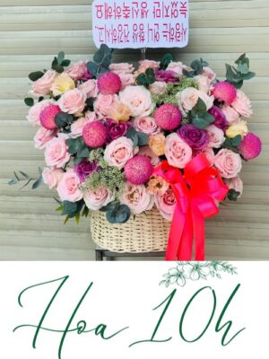 Giỏ hoa để bàn tông màu hồng đẹp dịu dàng và nữ tính.