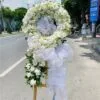 Vòng hoa chia buồn màu trắng có lan hồ điệp
