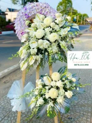 Vòng hoa viếng thành kính phong cách hiện đại sang trọng
