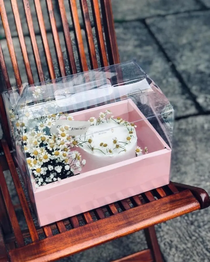 Hoa kèm bánh kem theo yêu cầu khách hàng