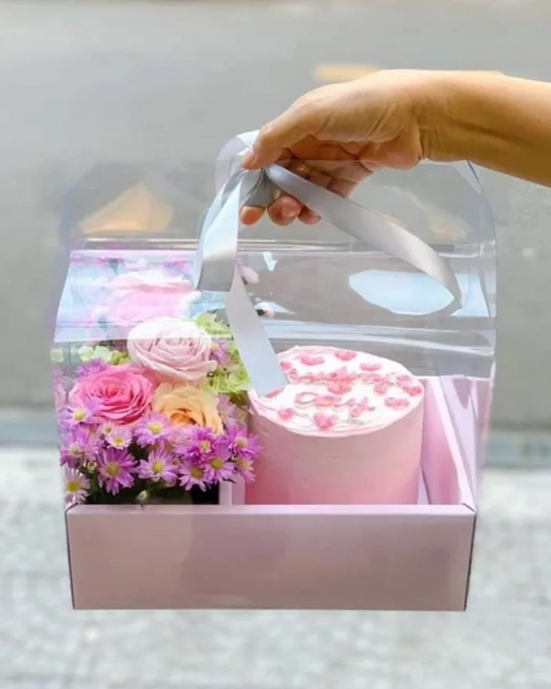 mẫu bánh kem kèm hoa tone hồng dễ thương