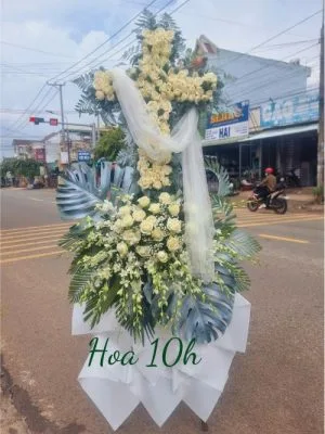 Vòng hoa viếng đám tang người công giáo, đạo thiên chúa, đạo tin lành.