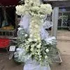 kệ hoa viếng đám tang người công giáo hình chữ thập màu trắng