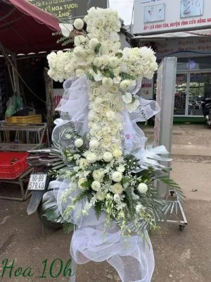 kệ hoa viếng đám tang người công giáo hình chữ thập màu trắng