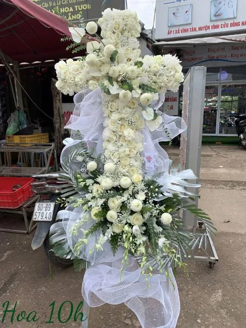 kệ hoa viếng đám tang người công giáo hình chữ thập màu trắng
