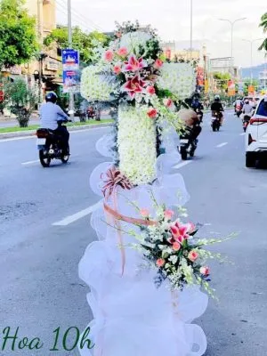 Kệ hoa đám tang hình thánh giá
