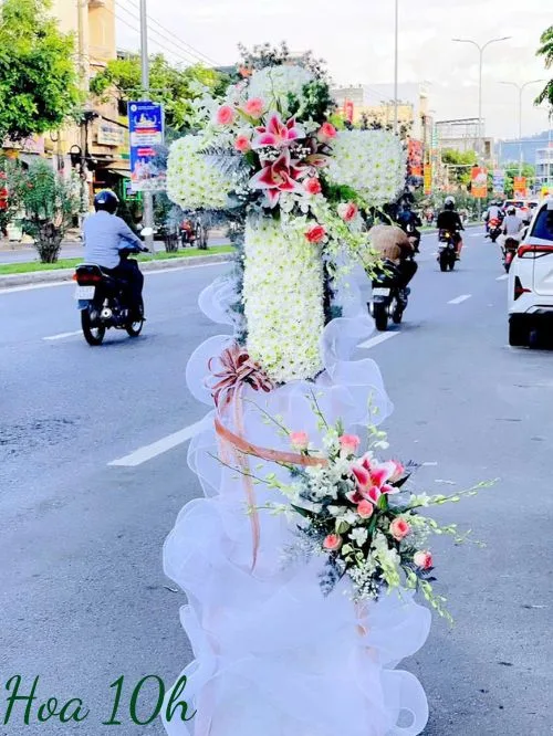 Kệ hoa đám tang hình thánh giá
