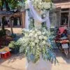 kệ hoa viếng đám tang công giáo hình thánh giá màu trắng