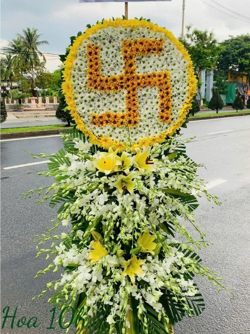 Vòng hoa viếng đám tang người theo đạo phât. Vòng hoa kết hình chữ Vạn đẹp