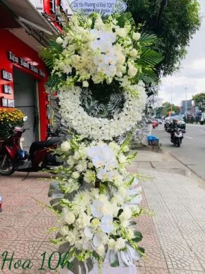 Vòng hoa viếng đám tang 3 tầng có lan hồ điệp