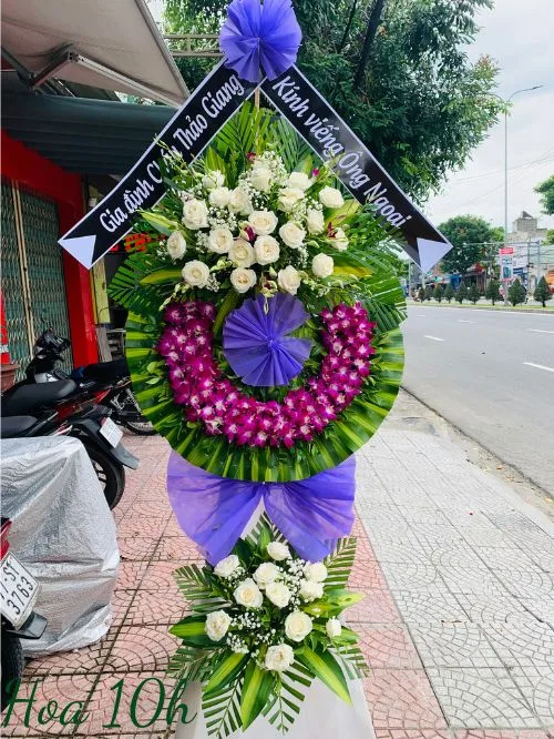 Vòng hoa viếng đám tang màu tím trắng đẹp, ý nghĩa