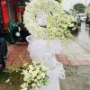 Vòng hoa đám tang tông màu trắng gồm hoa lan, hoa cúc, hoa hồng.