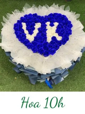 Bó hoa sáp màu xanh dương hình trái tim có chữ Vợ