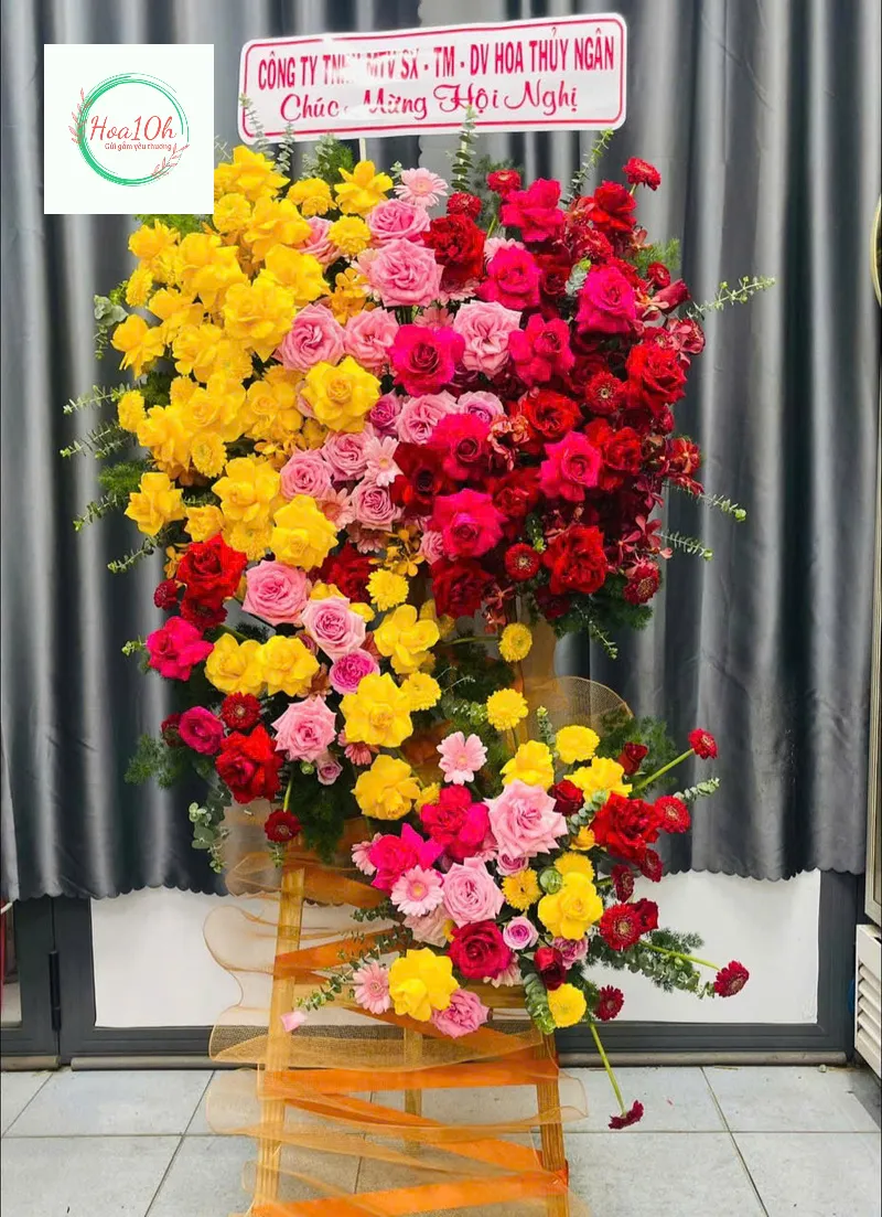 Kệ hoa tươi 2 tầng màu vàng đỏ mang ý nghĩa thịnh vượng