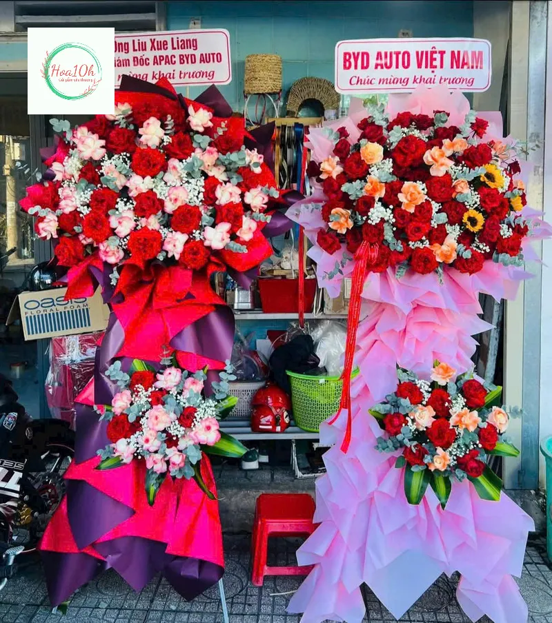 Kệ hoa khai trương hoa hồng đỏ được nhiều khách hàng yêu thích