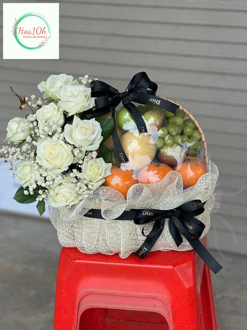 Mẫu hoa hồng trắng kết hợp cùng trái cây