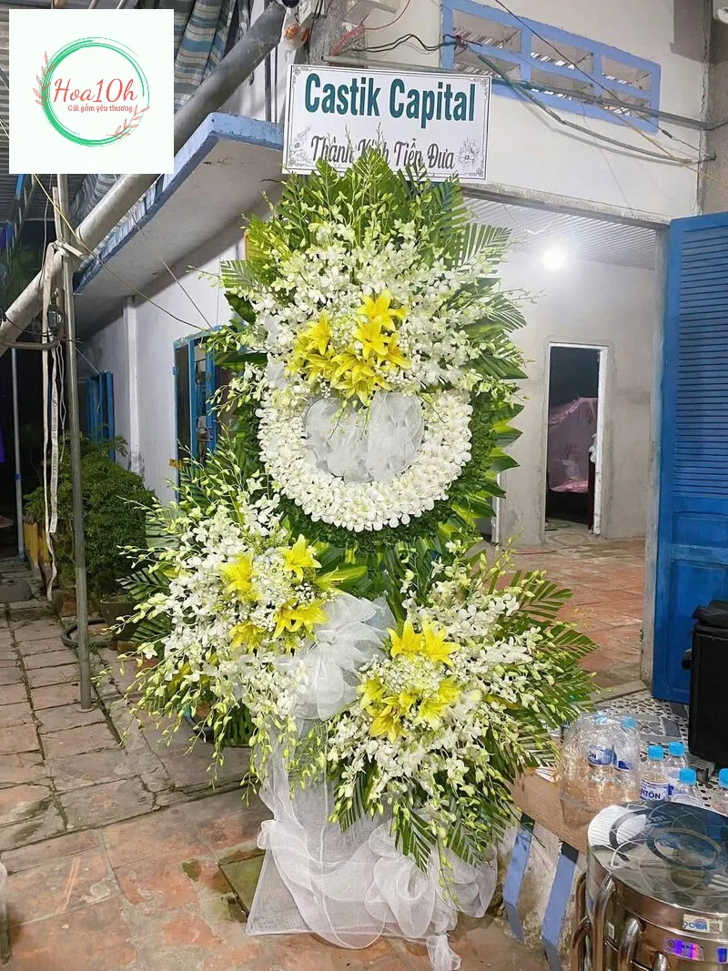 Hoa viếng nên được gửi ngay sau khi nhận tin và trước giờ di quan.