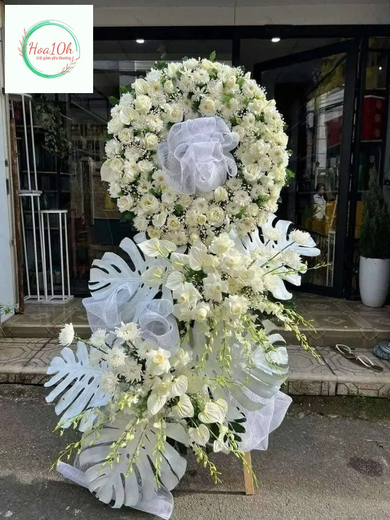 Vòng hoa viếng tone trắng